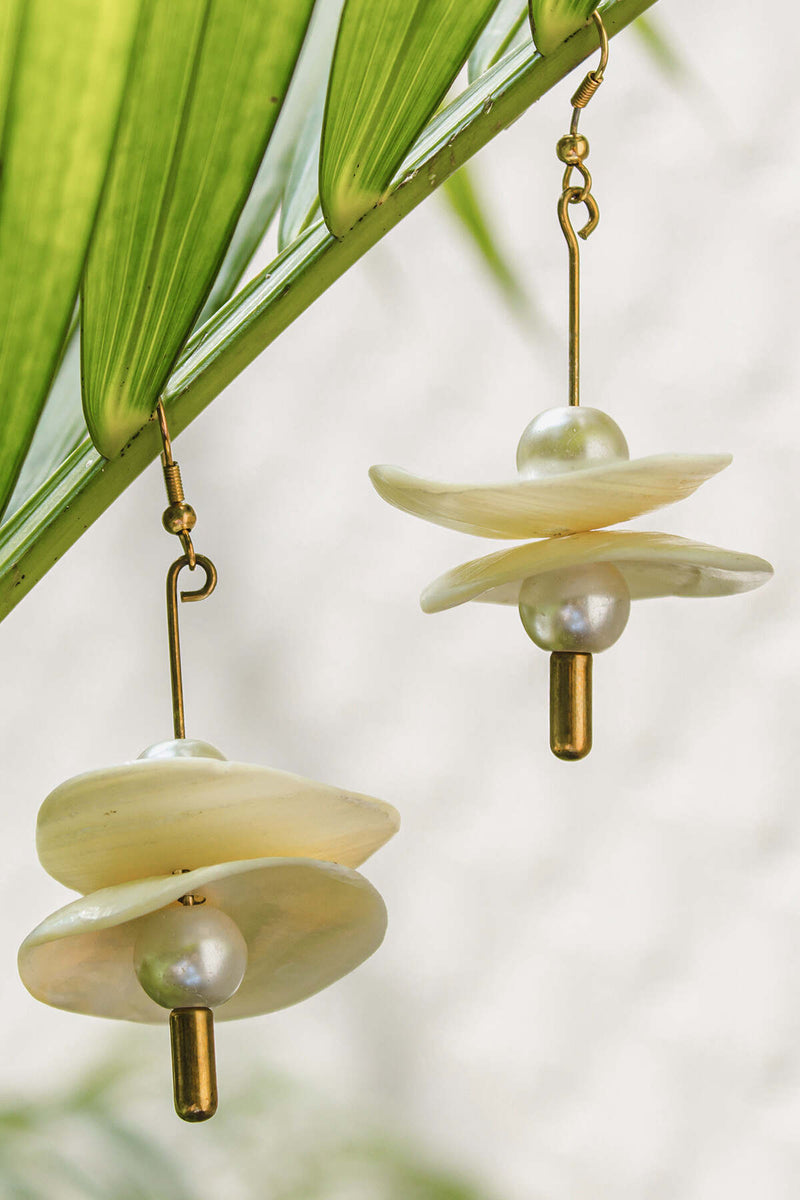 Daria Pearl & Shell Earrings - Cream